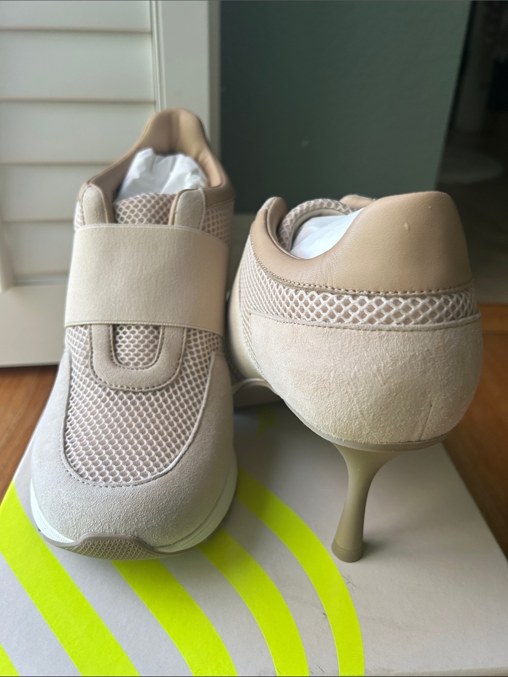 NWT Sneex 'The Icon' Sand Sneakers Box - Size 9 (US) with box and dust bags - Picture 3 of 13